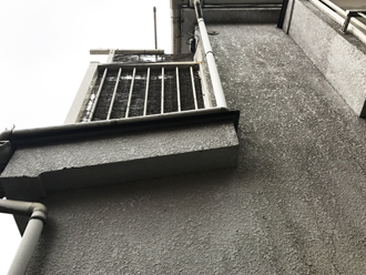 塗膜が劣化して黒ずんだ外壁