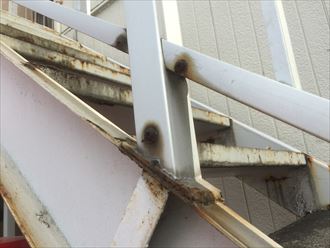 アパート鉄階段にも錆が発生
