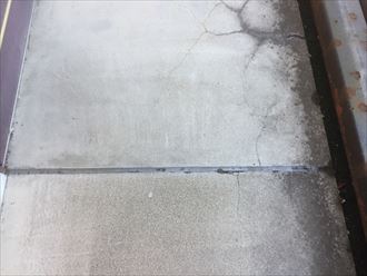 コンクリート防水面の継ぎ目の割れ