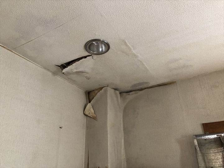 剥がれたクロス