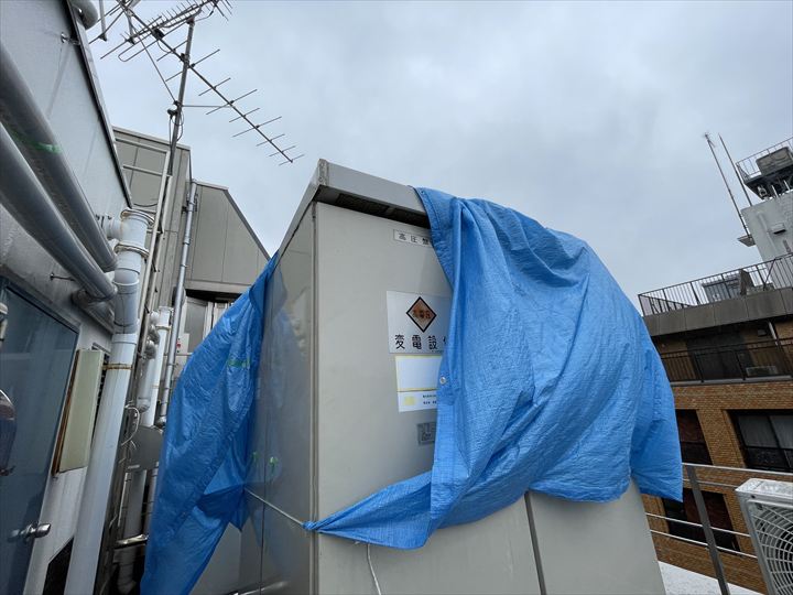 世田谷区松原にてキュービクルから雨漏りが発生！補修工事のご提案を致しました。