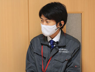 S様に質問する高田さん