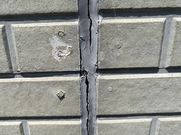足立区梅島にて行った外壁の無料点検！目地のシーリングに劣化が見られましたのでシーリング打ち替え工事をご提案！