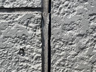 足立区関原にて行ったモルタル外壁調査！シーリングの劣化が見られましたので「シーリング打ち替え工事」のご提案