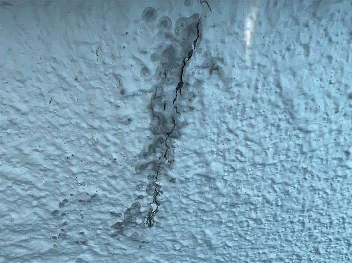 足立区入谷町にて行った無料の外壁調査！外壁にひび割れが見られましたので外壁塗装工事をご提案！