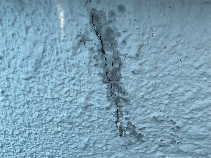 新宿区中落合にて行った無料の外壁点検！外壁にひび割れが見られましたので外壁塗装工事をご提案！