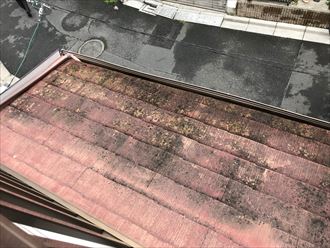 下屋根のスレート屋根