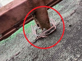 ベランダの手摺に穴が空いている様子