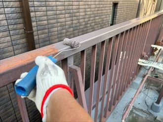ワンツーマイルドを用いた鉄部の手摺の塗装作業風景