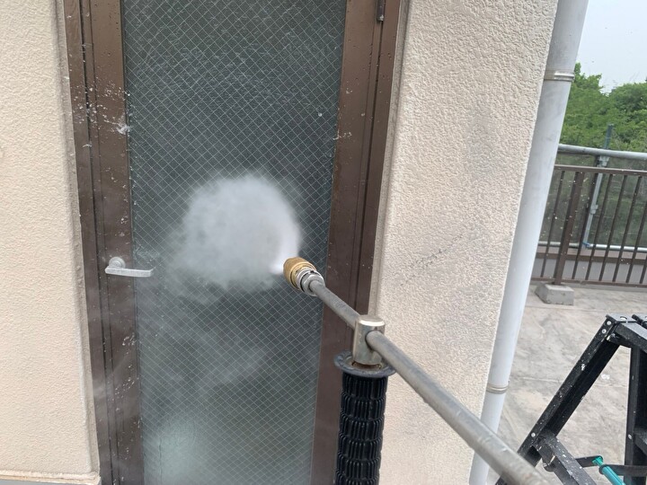 外壁を高圧洗浄する作業工程