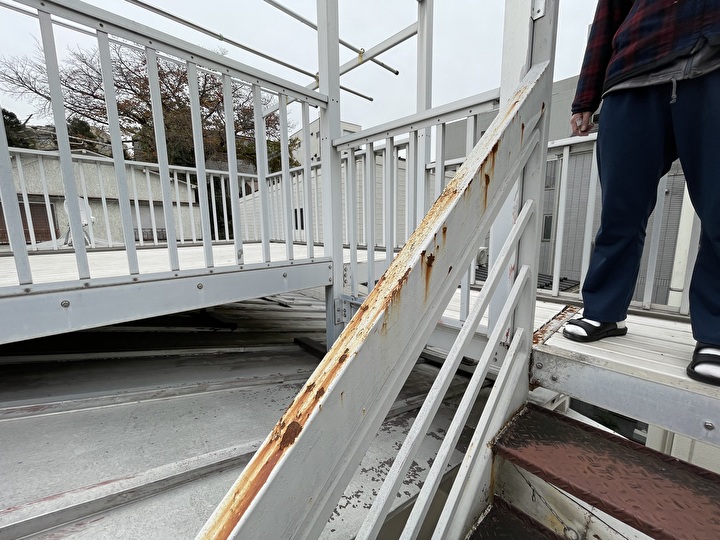劣化により塗膜が剥がれて鉄が露出した鉄骨階段