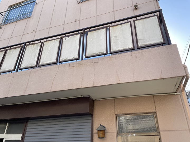 モルタル外壁の複数箇所にひび割れ