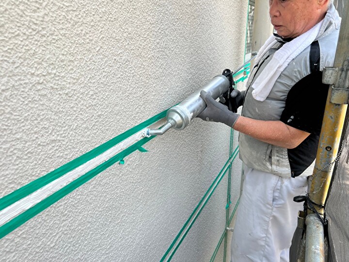 シーリング材をコーキングガンにて目地に充填