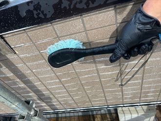 ブラシにて洗浄