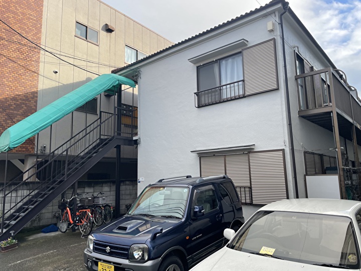 外壁塗装と鉄骨階段の塗装工事が完了したアパートの外観