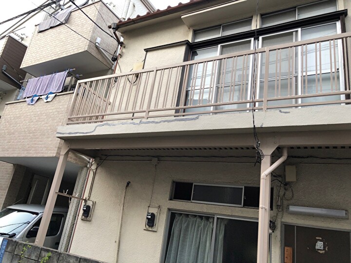 外壁に生じたクラックの塗装修復の風景