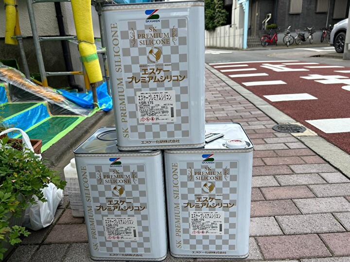 中塗り・上塗りにエスケー化研のエスケープレミアムシリコンを採用