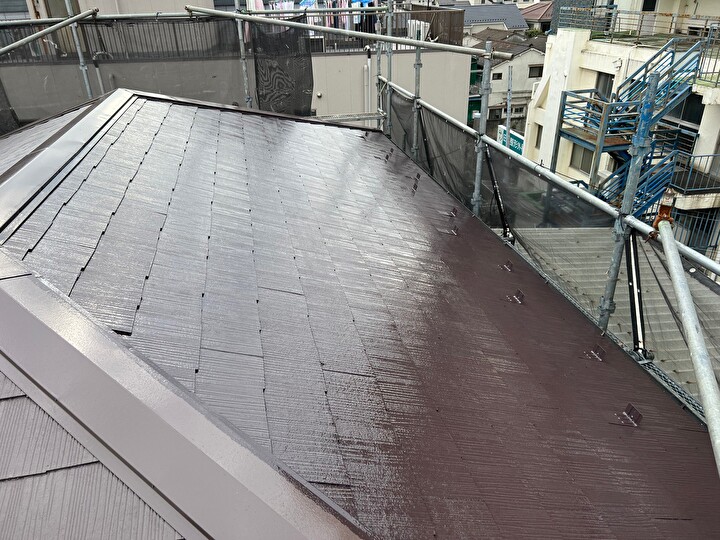屋根の塗装工事が施工完了した住居