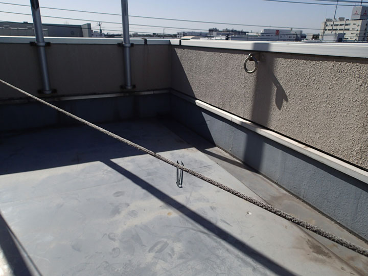 屋上で防水工事前の点検