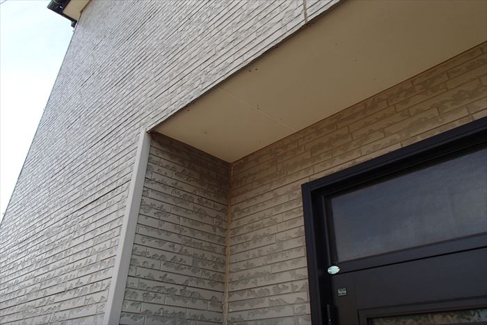 サイディングの横のラインが太く見える部分は外壁に反りが発生しているサイン