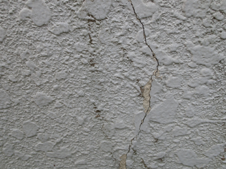 豊島区南長崎にてひび割れが目立つようになったモルタルを調査、弾性塗料での外壁塗装をご提案