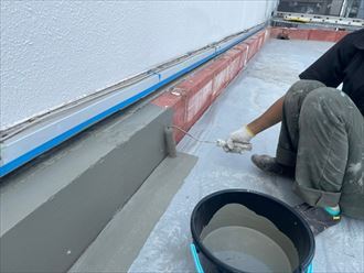 樹脂モルタルで下地処理している作業風景