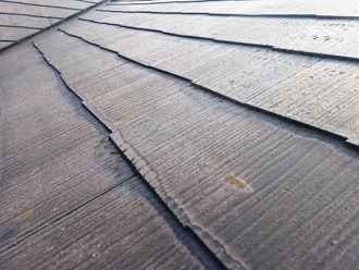 スレート屋根の塗膜劣化により苔が発生