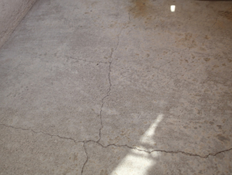 ベランダのコンクリートの床にひび割れが発生