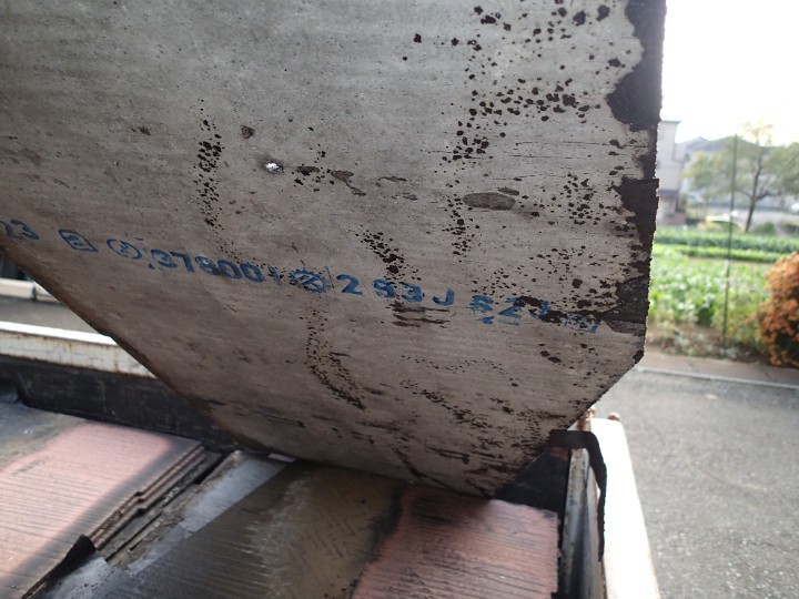 剥がした屋根材の裏面