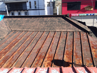 錆が著しいトタン屋根は、屋根カバー工事か屋根葺き替え工事でメンテナンスを行いましょう。