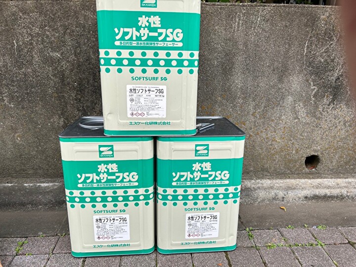 下塗りにエスケー化研の水性ソフトサーフSGを使用