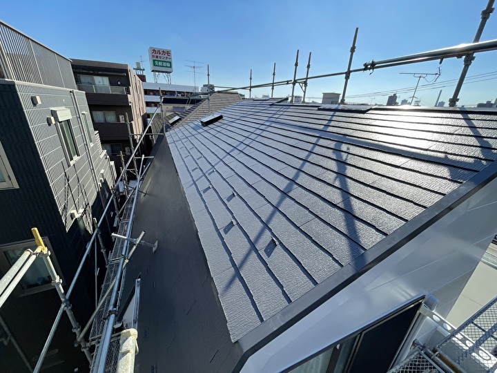 ヤネフレッシュFを使用した屋根の上塗り後の状態