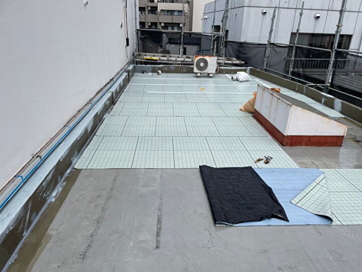 通気緩衝シートの設置風景