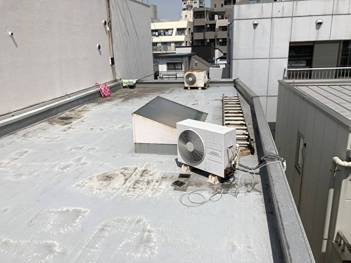 経年劣が進んだ屋上の防水表面の状態