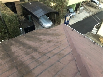 目黒区鷹番にて屋根の点検、塗膜が劣化したアスベスト含有スレートの調査を行いました