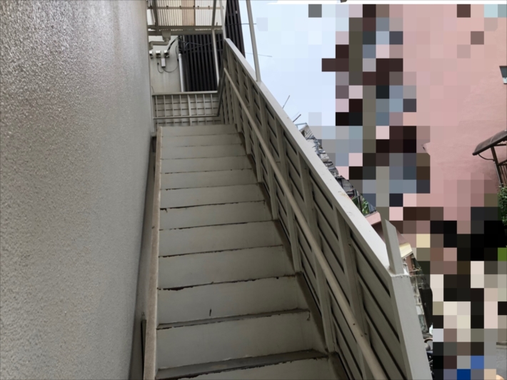 対象の鉄骨階段