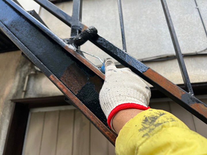 エスケー化研のマイルドザビガードを使用した下塗り作業