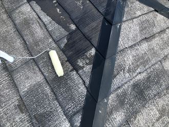 スレート屋根の下塗り作業