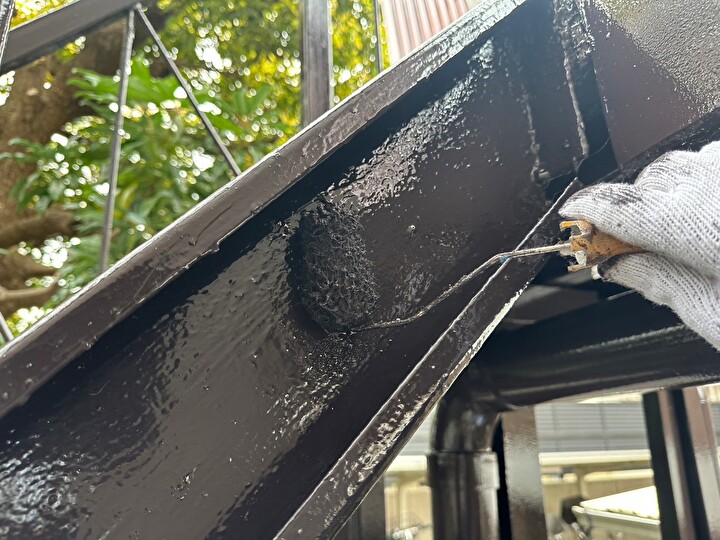階段鉄骨部の塗料下塗り風景