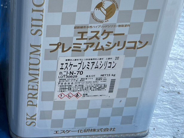 中塗り・上塗りに使用する塗料はエスケープレミアムシリコン