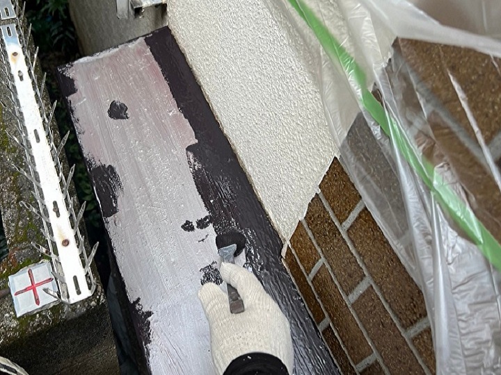 塗装工事の中塗り作業