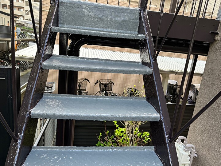 階段部の塗装工事が完了した住居
