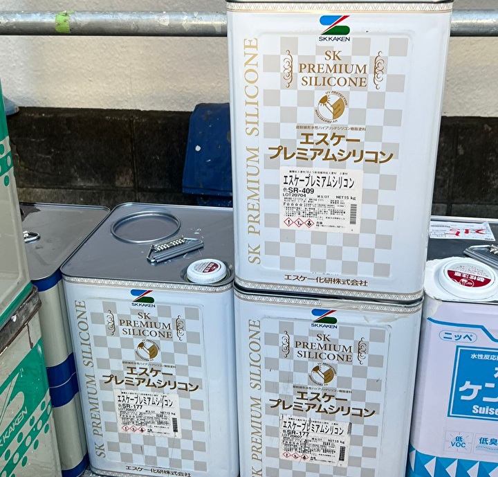 中塗り・上塗りの塗料材はエスケー化研のエスケープレミアムシリコンを採用