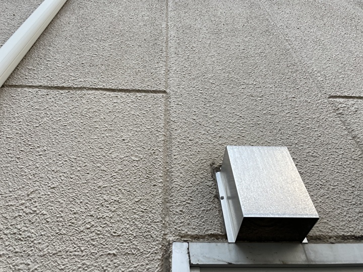 格子状の継ぎ目が生じているのがALCパネル外壁の建物の特徴