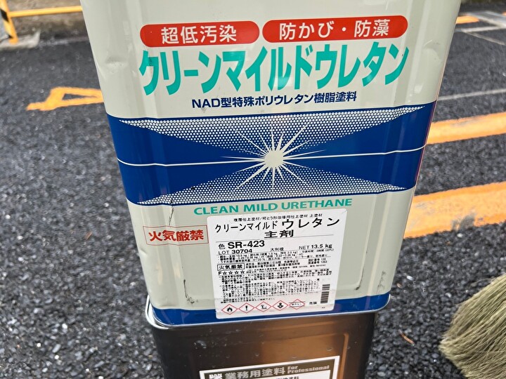仕上げ塗料にはエスケー化研のクリーンマイルドウレタンを採用
