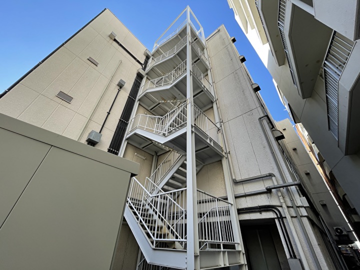 鉄骨階段塗装工事前のテナントビル