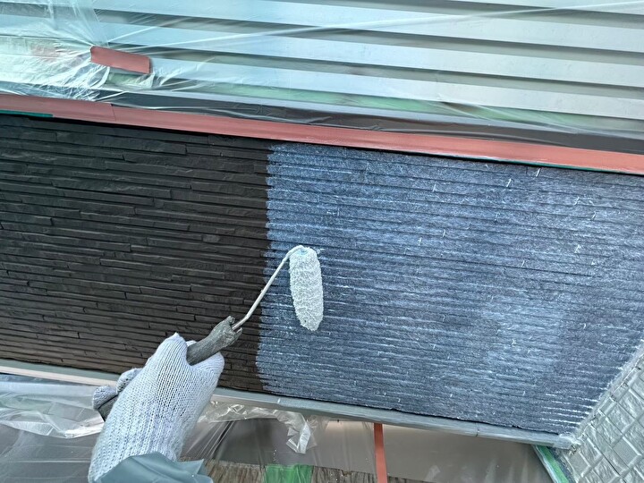 水性ハイブリッドシーラーの下塗り作業