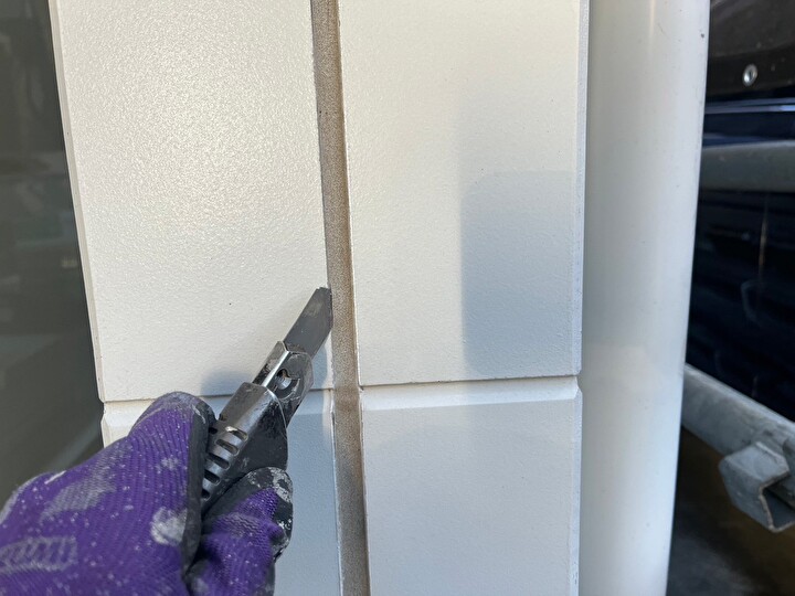 既存のシーリングの撤去作業
