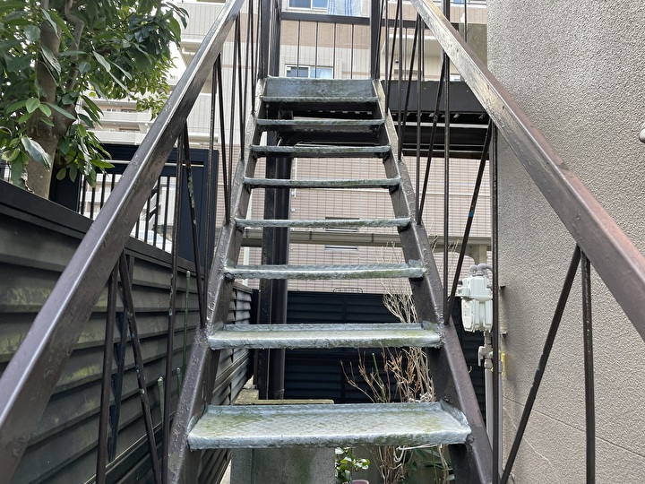 施工前の劣化した階段部