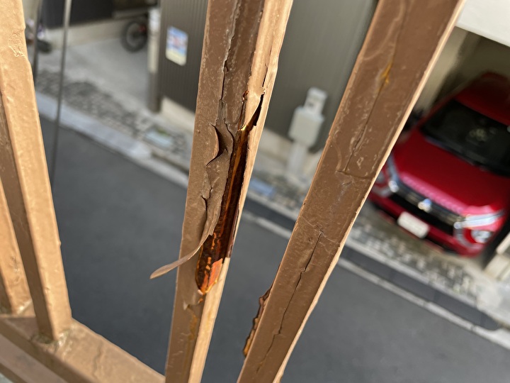 塗膜が下塗りから剥がれ鉄が露出した状態